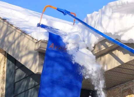 Как почистить снег с крыши частного дома